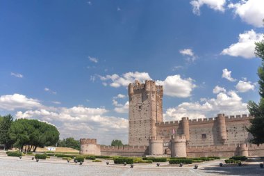 Bulutlu bir yaz gününde, Medina del Campo 'daki Mota Şatosu, İspanya