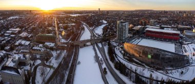 Sıcak bir günbatımında Ottawa şehri üzerinde panoramik bir çekim.