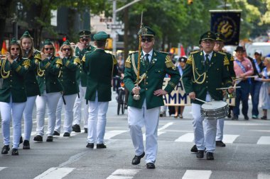Geleneksel Steuben Günü Geçidi sırasında New York 'taki Fifth Ave' deki bando grubu.