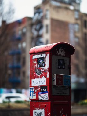 New York sokaklarında kırmızı bir posta kutusunun dikey görüntüsü.