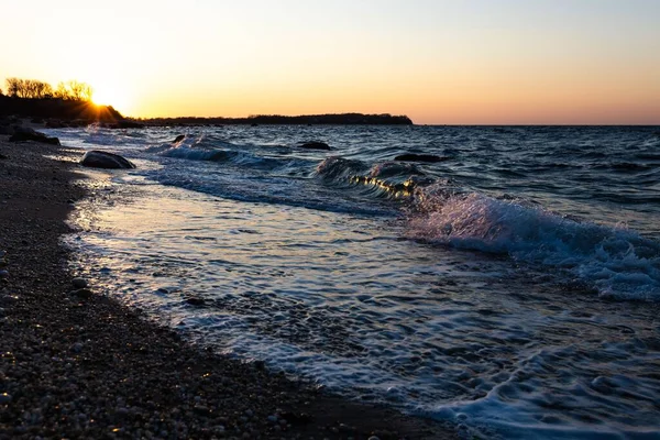 비치는 해변의 바위들의 아름다운 — 스톡 사진