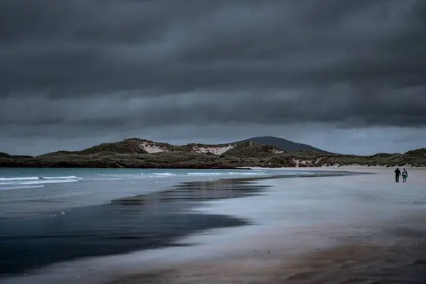 Het Echtpaar Loopt Een Bewolkte Dag Langs Een Zandkust Donegal — Stockfoto