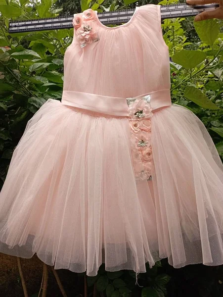 Ένα Κάθετο Πλάνο Ενός Ροζ Μωρουδιακού Φορέματος Κρεμασμένου Χάρακα — Φωτογραφία Αρχείου