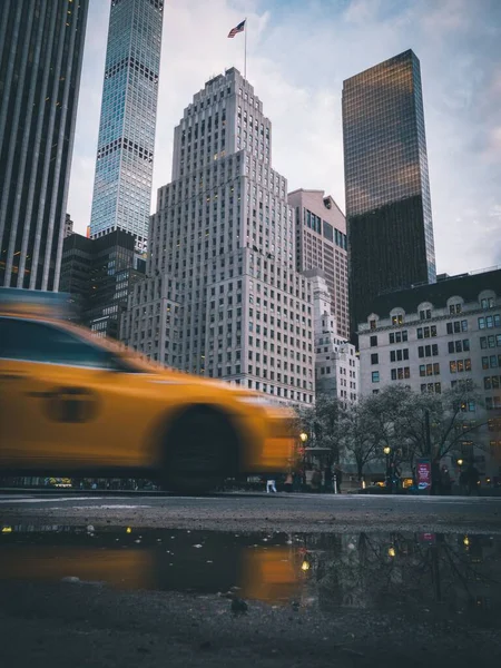 Ένα Κάθετο Πλάνο Ενός Ταξί Φόντο Κτίριο Της Νέας Υόρκης — Φωτογραφία Αρχείου