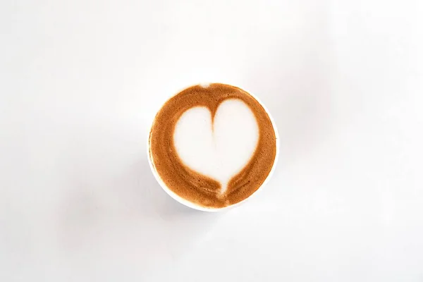 Pandangan Atas Dari Cangkir Putih Latte Atau Cappuccino Dengan Hati — Stok Foto