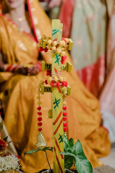 Hintli Gelin Düğün Gününde Kına Tasarımı Ile Ellerini Gösteriyor — Stok fotoğraf