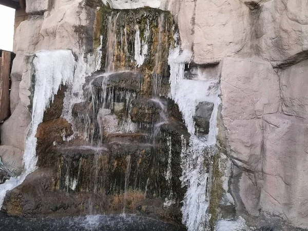 冬に石の中を流れる美しい滝のクローズアップ — ストック写真