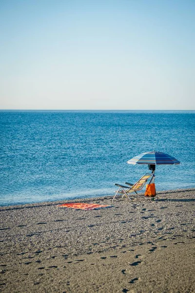 Vertikální Snímek Solária Písečné Pláži — Stock fotografie