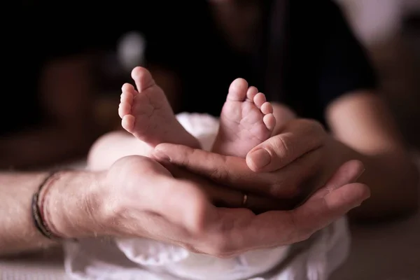 Primer Plano Joven Abrazando Bebé —  Fotos de Stock