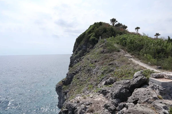 Eine Felsige Klippe Mit Blick Auf Das Meer Einem Sonnigen — Stockfoto