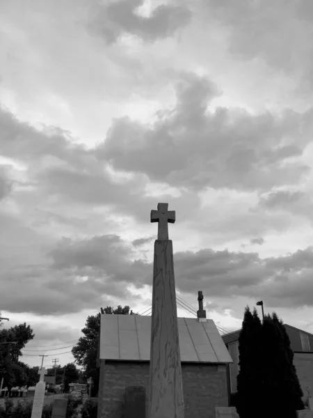 Eine Vertikale Graustufenaufnahme Eines Kreuzgrabsteins Unter Bewölktem Himmel Auf Einem — Stockfoto