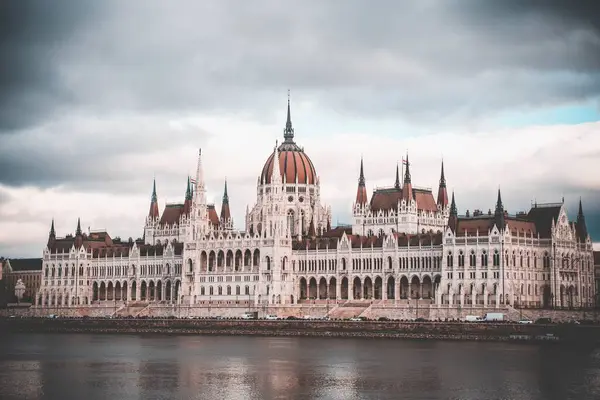 ブダペストの素晴らしいハンガリー議会ビル — ストック写真