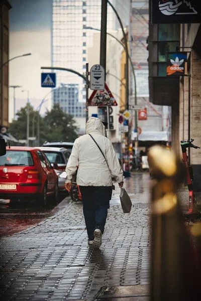 Vista Vertical Desde Detrás Hombre Caminando Por Las Calles Berlín —  Fotos de Stock