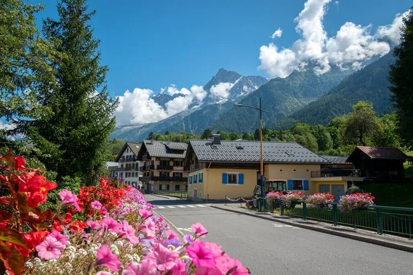 stock image A beautiful view of Tour Du Mont Blanc with colorful houses next to a garden with pink flowers