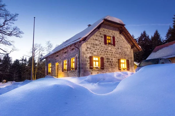 Uma Casa Pedra Com Janelas Brilhantes Nas Montanhas Dia Inverno — Fotografia de Stock