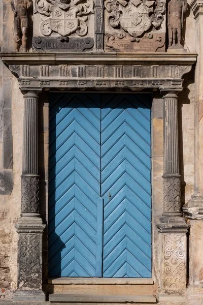 Eine Vertikale Einer Blauen Holztür Eines Verzierten Gebäudes Des Kulturellen — Stockfoto