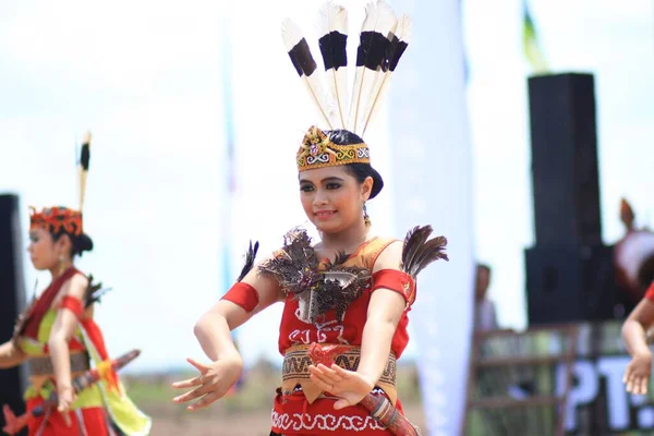 Uma Mulher Dayak Dançando Para Uma Procissão Tradicional Dayak — Fotografia de Stock