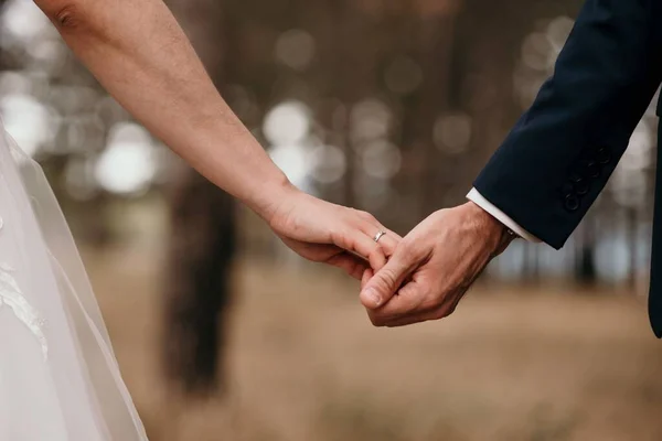 Пара Тримає Руки Один Одного Під Час Весільної Церемонії Костюм — стокове фото