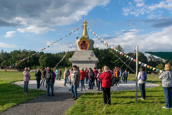 観光客のグループのクローズアップショットは テノヴィツェの仏教の仏塔の周りに集まった — ストック写真