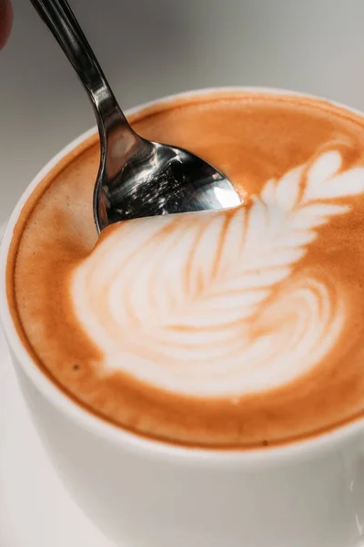 Egy Közeli Felvétel Egy Fényes Teáskanálról Egy Csésze Forró Kávéban — Stock Fotó