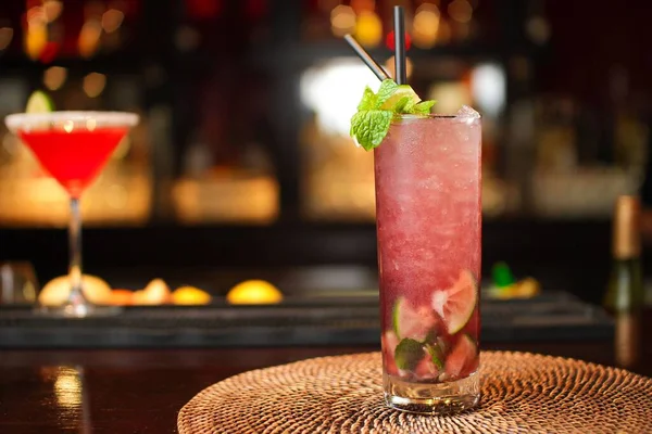 Een Close Van Een Verfrissende Citrusachtige Cocktail Een Bar Teller — Stockfoto