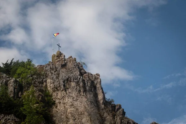 Bandeira Romena Cruz Numa Montanha — Fotografia de Stock