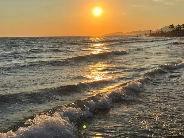 Een Schilderachtige Opname Van Schilderachtige Zonsondergang Boven Een Zee Met — Stockfoto