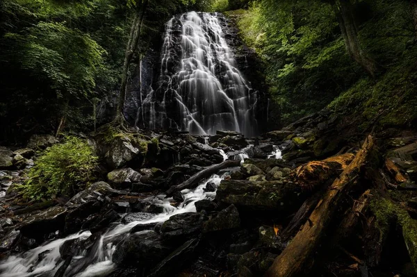 熱帯雨林の滝の水しぶきの長い露出ショット — ストック写真