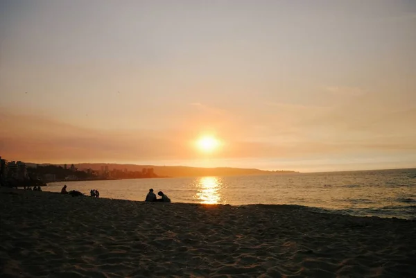 Uma Praia Valparaíso Chile Com Pessoas Pôr Sol — Fotografia de Stock
