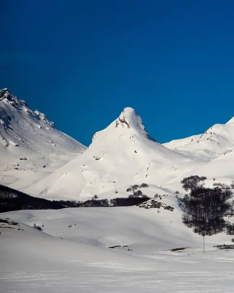 Belas Montanhas Cobertas Neve Contra Céu Azul — Fotografia de Stock