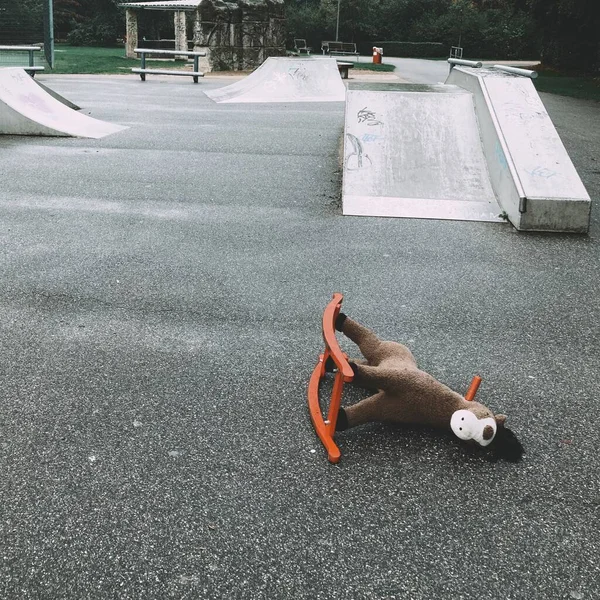 Üzgün Çocuk Parkı Yağmurdan Sonra Terk Edilmiş Oyuncak — Stok fotoğraf