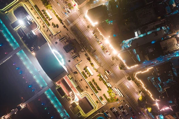 Egy Drónfelvétel Kivilágított Utcákról Autókkal Felhőkarcolókkal Éjszaka — Stock Fotó