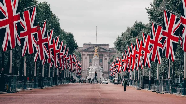Eine Mit Britischen Flaggen Geschmückte Gasse Führt Zum Buckingham Palace — Stockfoto