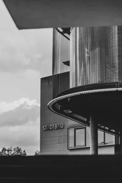 德国普福尔茨海姆现代建筑的垂直灰度 — 图库照片