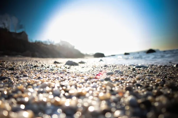 Uma Vista Luz Solar Brilhante Sobre Praia Seixos Mar Calmo — Fotografia de Stock