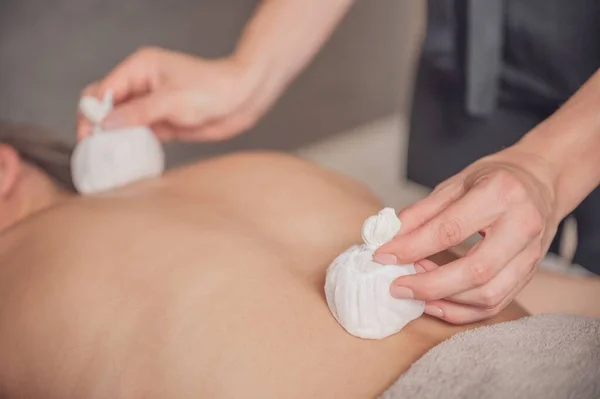 Tiro Perto Das Mãos Massagista Massajando Costas Seu Cliente Com — Fotografia de Stock