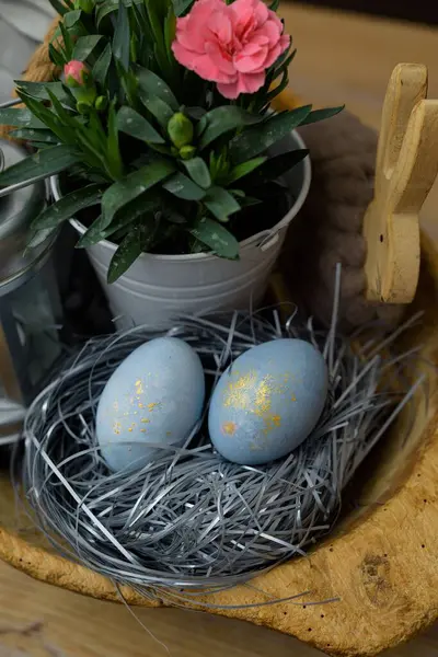 复活节庆祝活动中 彩蛋在装饰好的鸟巢上的特写镜头 — 图库照片