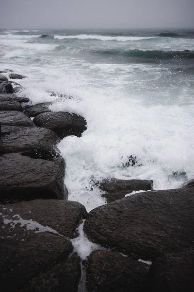 ニューファンドランド島の岩に墜落した垂直の水のショット — ストック写真
