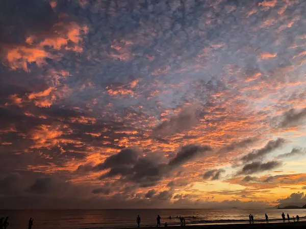 Kolorowy Zachód Słońca Pięknymi Chmurami Przy Plaży — Zdjęcie stockowe