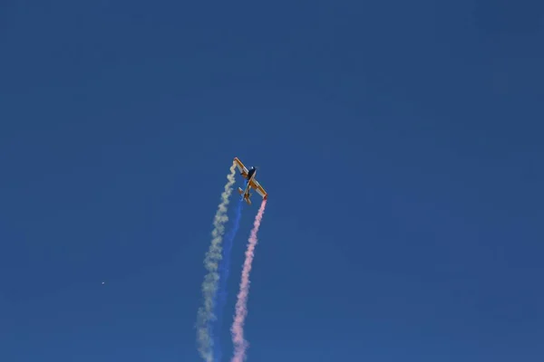 Снимок Самолёта Летящего Безоблачном Голубом Небе — стоковое фото