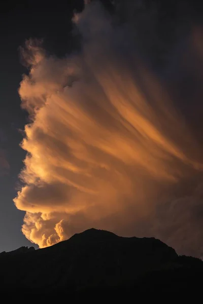 Вертикальный Снимок Красивого Облачного Пейзажа Закате — стоковое фото