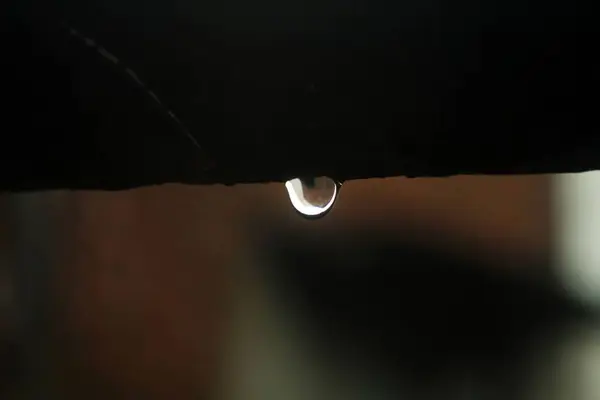 발코니에서 빗방울의 클로즈업 — 스톡 사진