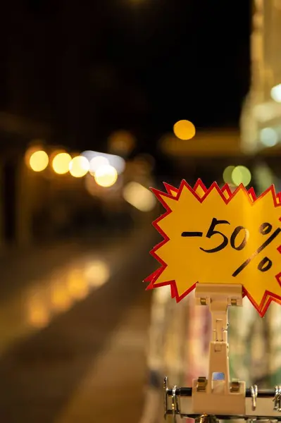 背景にボケと夜の路上で50 の販売記号の垂直ショット — ストック写真
