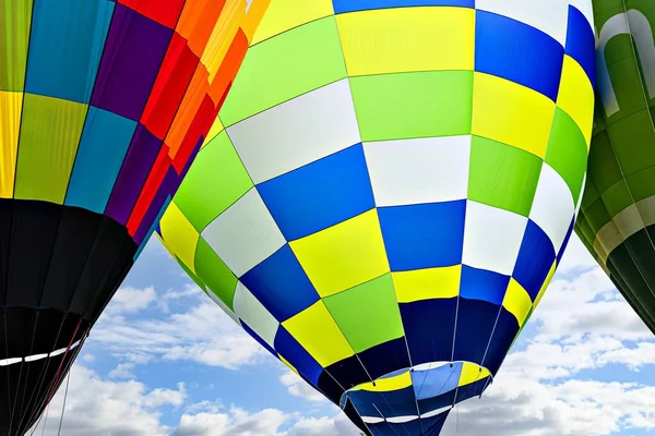 Vacker Utsikt Över Färgglada Varmluftsballonger Flyger Över Den Blå Himlen — Stockfoto