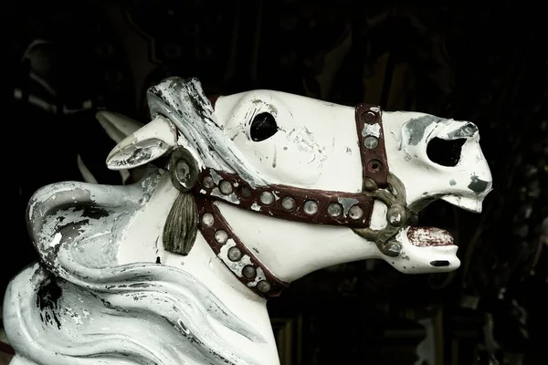 Een Oud Roestig Wit Paard Standbeeld — Stockfoto