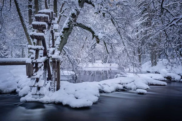 Río Una Rueda Agua Cubiertos Nieve Blanca Invierno —  Fotos de Stock