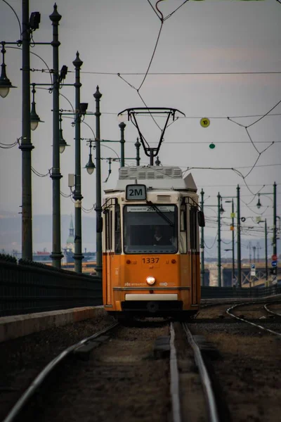 Ein Zug Nähert Sich Dem Bahnhof Budapest — Stockfoto