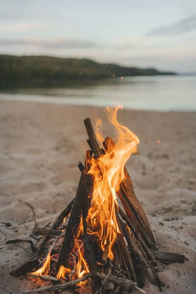 Een Brandend Kampvuur Het Strand — Stockfoto