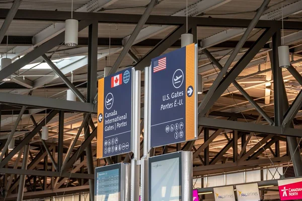 Ottawa Ontário Outubro 2022 Canadá Gates Assinam Nível Partidas Aeroporto — Fotografia de Stock