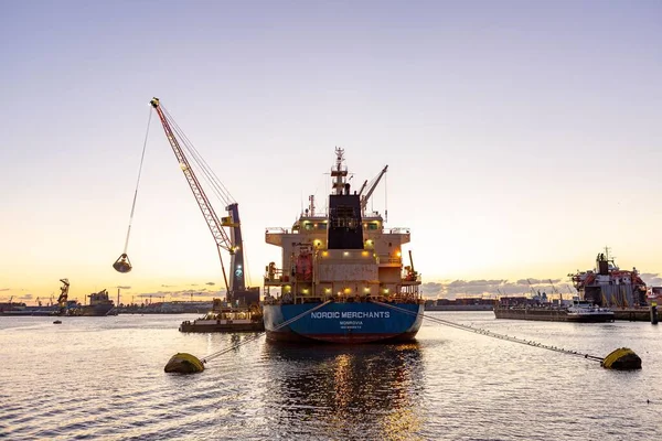 工业内陆航运五彩斑斓的起重机在日落蓝色的时间停泊在港口 工程重型机械结构和物流概念 — 图库照片